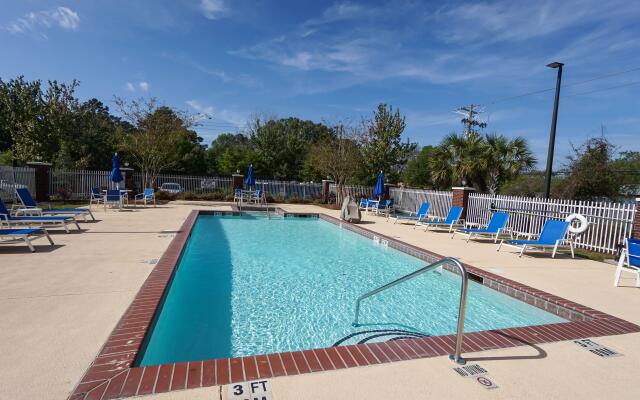 Holiday Inn Express and Suites Savannah - Midtown by IHG