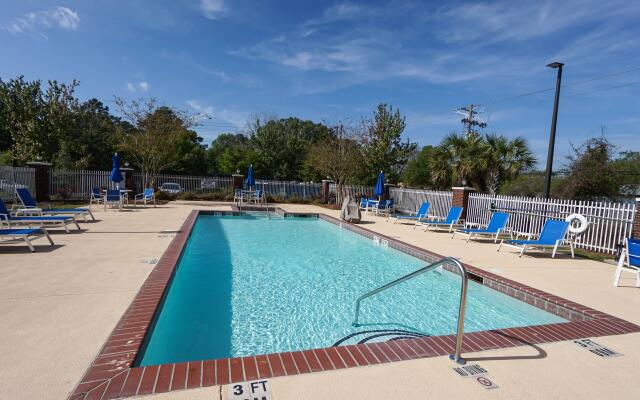 Holiday Inn Express and Suites Savannah - Midtown, an IHG Hotel