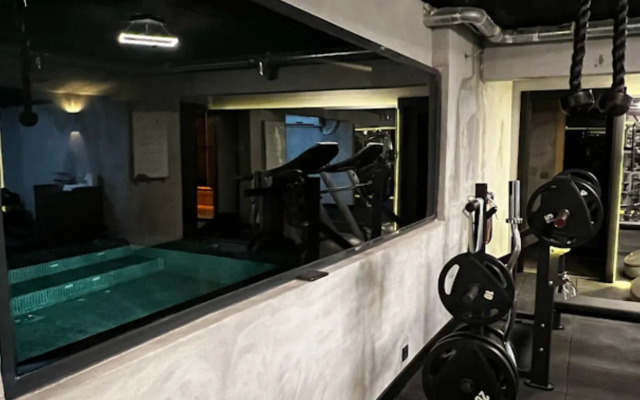 Zeno Suites Hotel