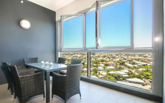 2 Bedroom Riverside Apartment in Hamilton Portside