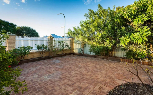 Comfortable 2 Bedroom Home in Trendy Victoria Park