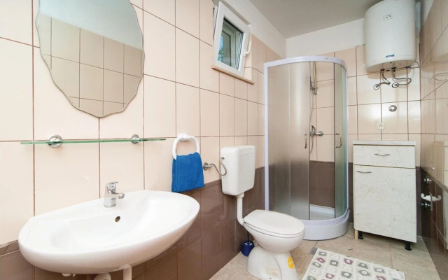 Amazing Home in Praznica With 4 Bedrooms, Wifi and Outdoor Swimming Pool