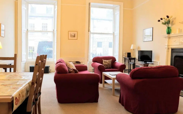 Traditional Georgian Flat in New Town, Sleeps 5-6