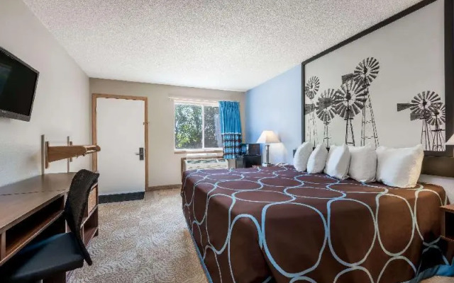 Super 8 By Wyndham Beloit