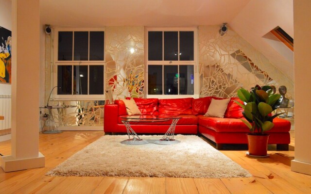 Stunning and Arty Penthouse Flat near Borough Mark