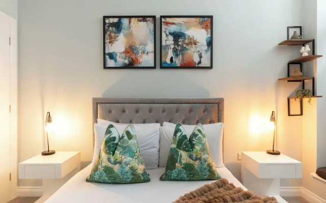 Elliot Oliver - Stylish 2 Bedroom Town Centre Apartment