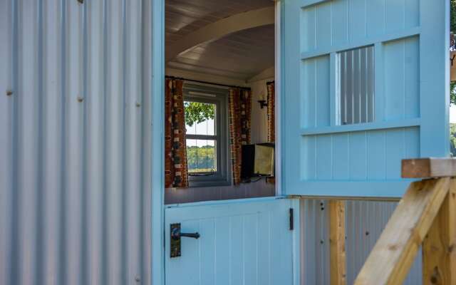 The Hideaway Hut - 1 Bed Shepherds Hut - Hereford