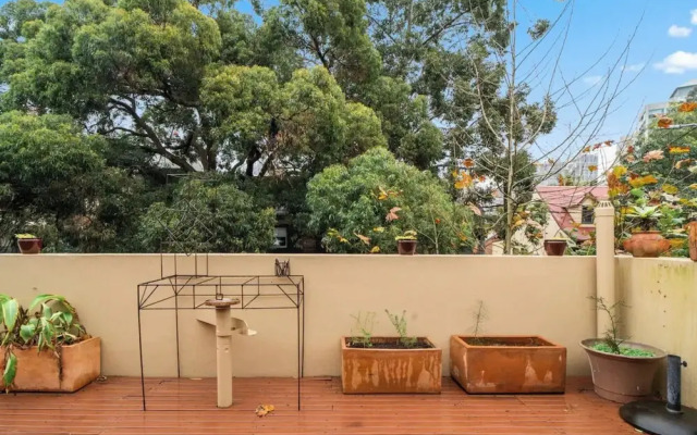 Cozy Apartment w/ Terrace Close to City Center