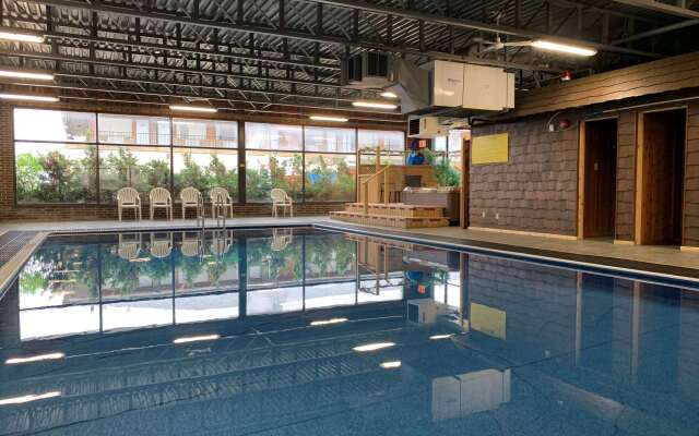 Super 8 by Wyndham Hearst ON