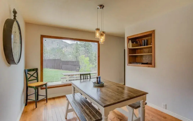4BR Mountain Getaway Pikes Peak, Dog-friendly!