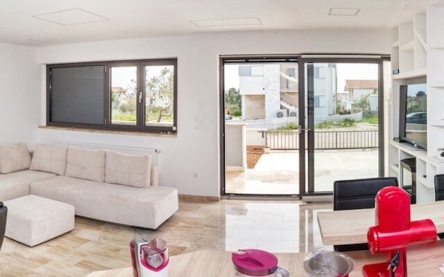 A Modern, 3-bedroom House in Vodice With a Swimming Pool and Wifi 800m