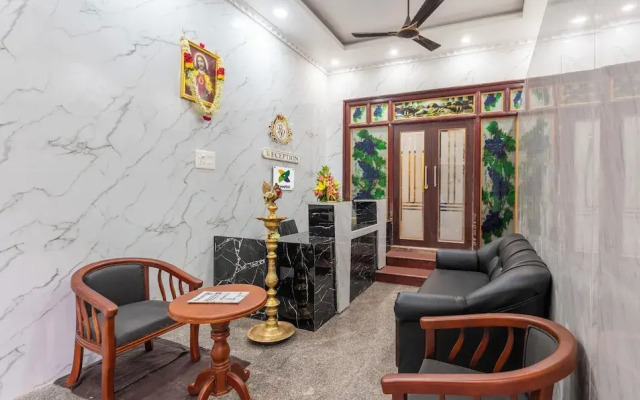 Treebo Royal Plaza,700 Mts From Promenade Beach