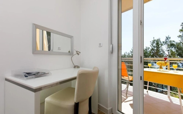 Cozy Apartment for 3 Adults Next to the Beach
