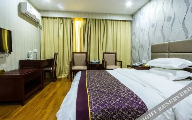 Hyatt Regency Hotel (Houhua Night Market)