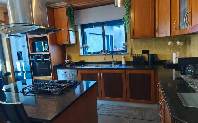 Esposende Charming Villa With Garden