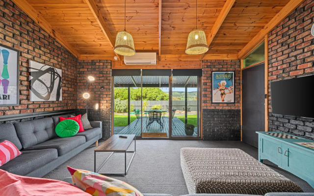 Black Pearl ~ Industrial-Chic in Silver Sands