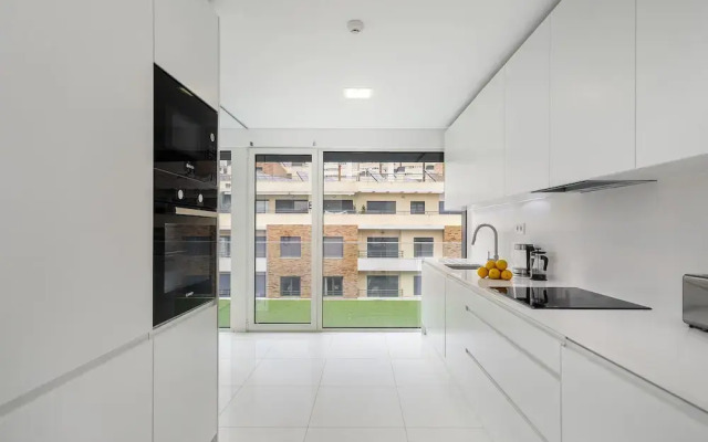 Urban Retreat W/Parking, Elevator & Ac By Benfica Stadium