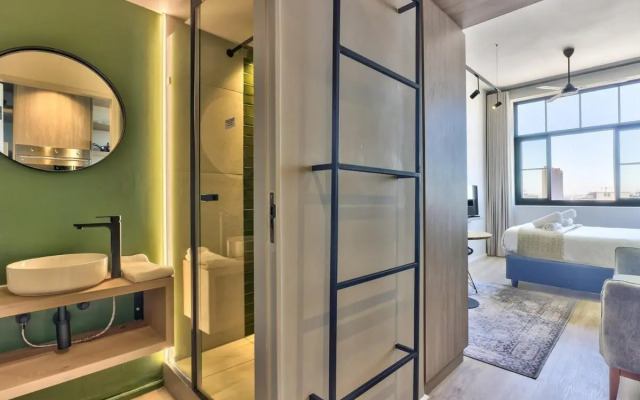 Upmarket East City Apartment w views