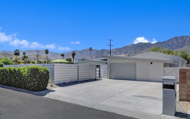 4br/3ba W/front Yard Pool In Southeast Palm Springs 4 Bedroom Home