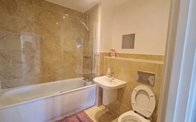 Barking 2 Bed Apt With Parking & Good Travel Links