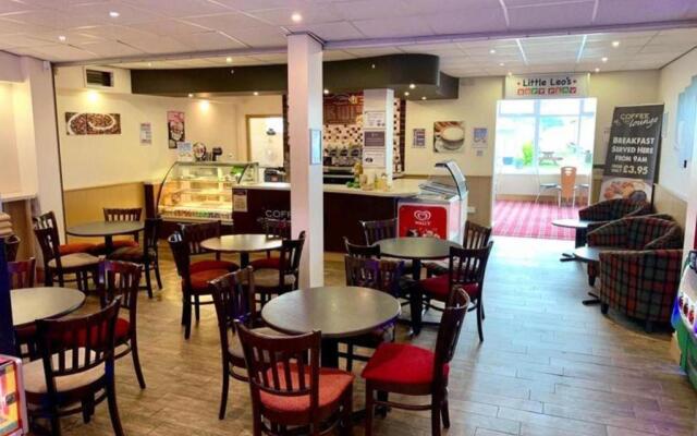 Sleeps 6, Gym, Entertainment, Pool, Beach