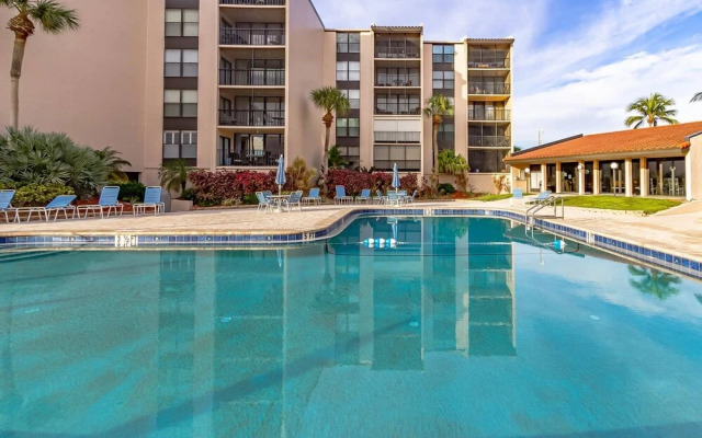 Siesta Breakers on Crescent Beach