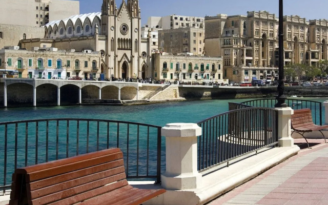 Seafront Luxury Apartment, Pool and Great Location