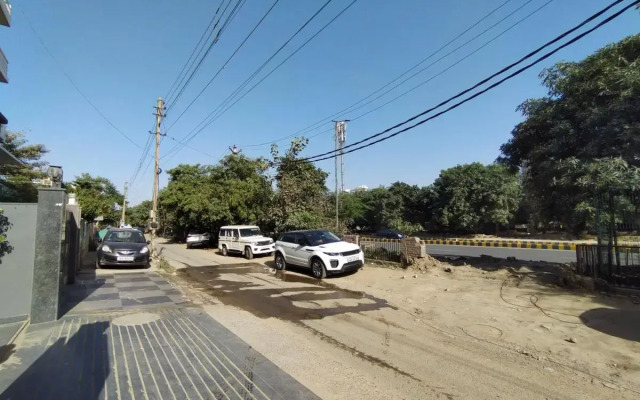 Saltstayz Select - Near Sohna Road City Center