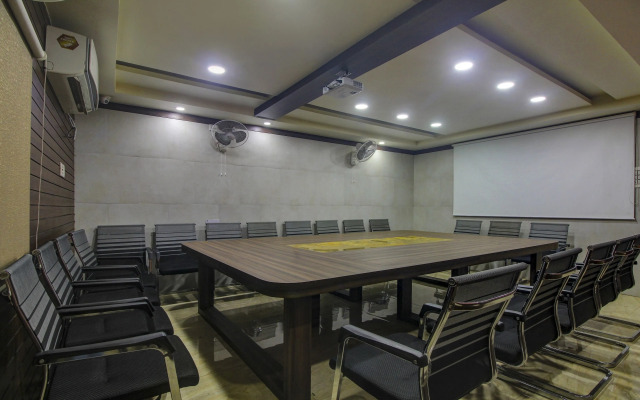 Itsy by Treebo - Golden Fiesta