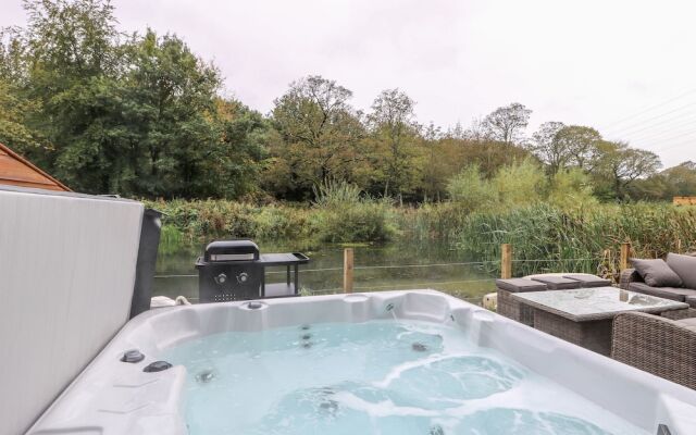 14 Waterside Lodges
