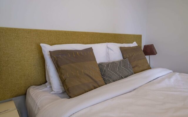 Cosy Renovated 1 Bedroom Apartment in CBD Hotel
