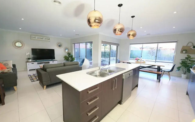Designer Decor Home 8Bed WilliamsLanding