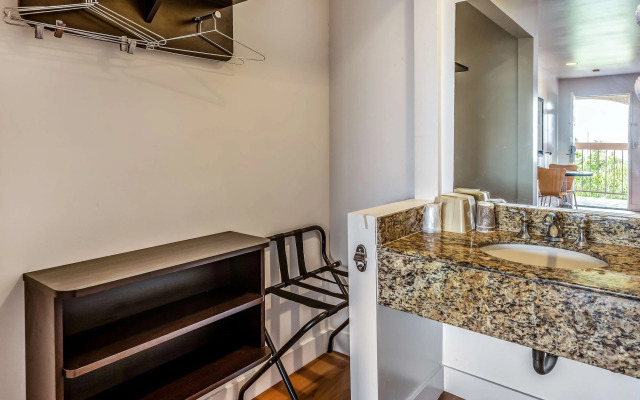 Motel 6 Gardena, CA - South