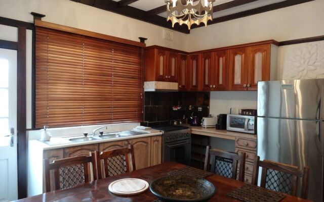 Corner Manor Leura