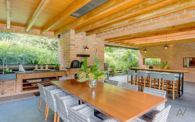 Lavish Villa with Pool I Jacuzzi, Gym & Tennis Court