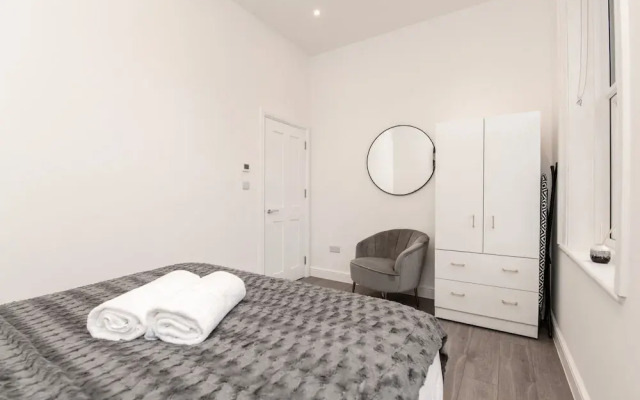 Woodside Park 3 Bedroom Apt with Parking