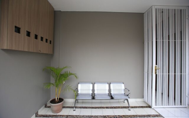RedDoorz @ Karet Pedurenan 2