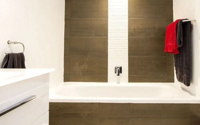 Trendy 1-BR City Center Apt