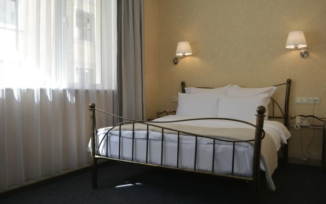 Redline Hotel