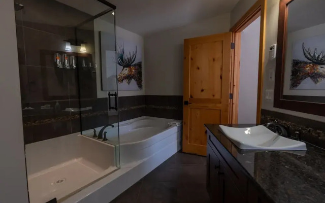 Rundle Cliffs Lodge by Canmore Premier