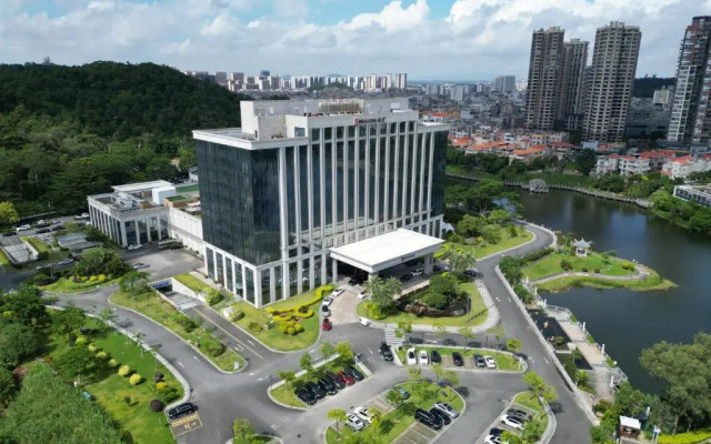 HUALUXE Hotels & Resorts Yangjiang City Center by IHG