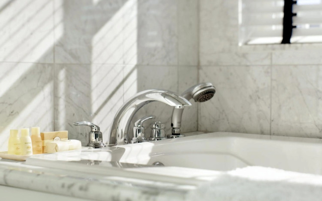 Newport Beach Hotel & Suites