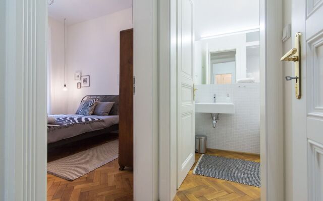 Stylish Modern Apartment in Malastrana