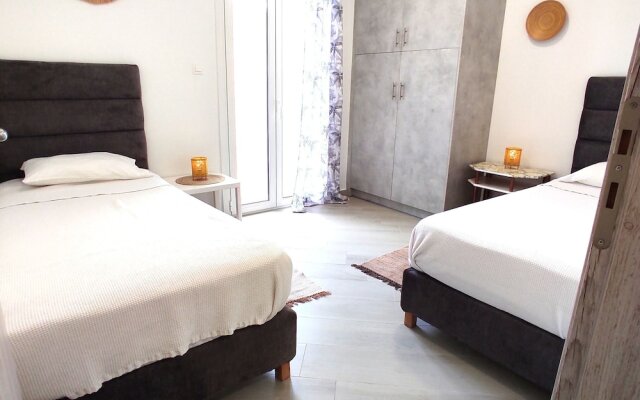 Modern Mykonos 2 Bd Aqua w shared Pool