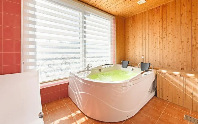 Gyeongju Jullietapoolvilla&kidspension