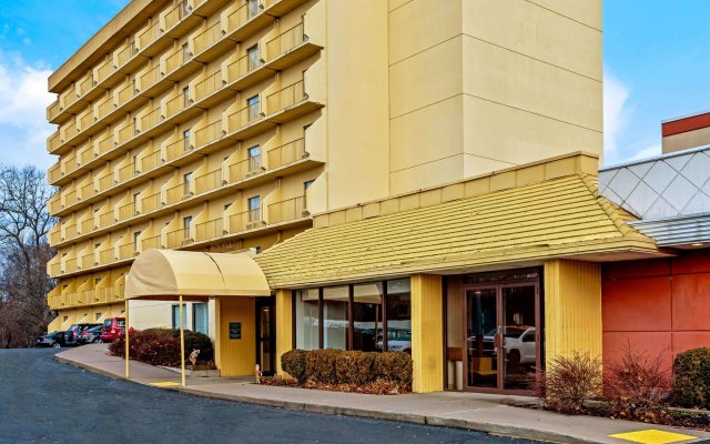 La Quinta Inn & Suites by Wyndham Stamford / New York City