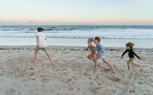 Spacious Family Friendly 3 Bedroom - 2-Minute Walk To Patrolled Kings Beach, Fountains and Playgrounds – People – Shelly Beach