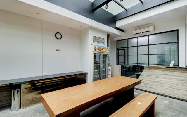 OYO 94728 Isleep Ciwalk