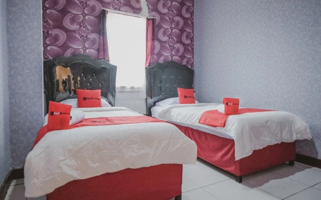 RedDoorz Plus near Istana Maimun Medan – Guest Rooms – Medan