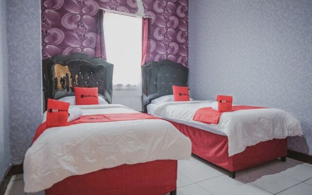 RedDoorz Plus near Istana Maimun Medan